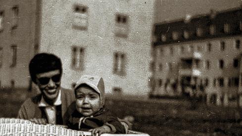 Mitte der 50er Jahre: Robert Lee Patrick mit seiner Adoptivmutter vor der Housing Area der Leighton Barracks in Würzburg.