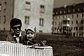 Mitte der 50er Jahre: Robert Lee Patrick mit seiner Adoptivmutter vor der Housing Area der Leighton Barracks in Würzburg.