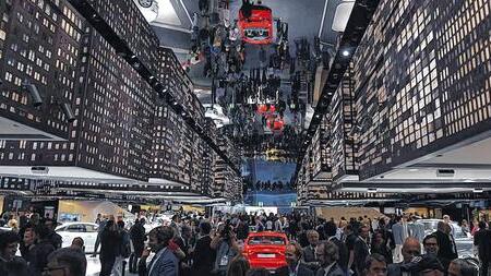 Autoshow: In der Halle von Audi wird wie bei allen großen Herstellern auf der IAA dem Kultobjekt Automobil gehuldigt. Autoshow: In der Halle von Audi wird wie bei allen großen Herstellern auf der IAA dem Kultobjekt Automobil gehuldigt.