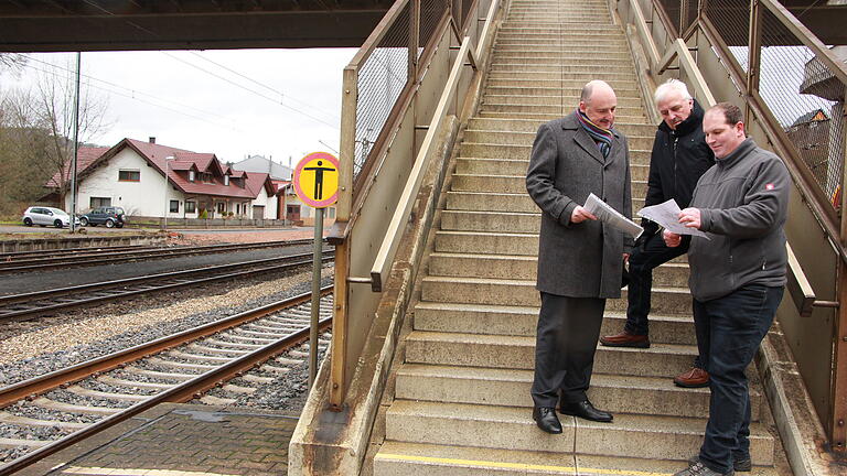 Ortstermin am Bahnhof Burgsinn (von links) mit SPD-Bundestagsabgeordnetem Bernd Rützel, Christian Gutermuth und Bürgermeister Robert Herold.