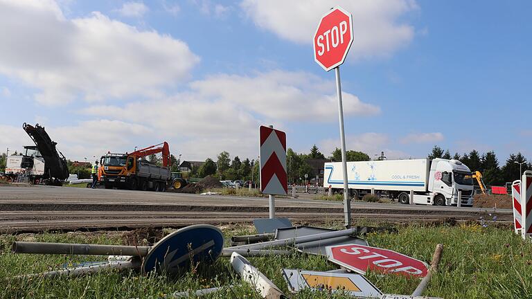 Ein Stopp-Schild hat Iphofens Stadtkämmerer angesichts drastisch sinkender Steuereinnahmen gesetzt. Viele Projekte stehen unter Finanzierungsvorbehalt. Der Weiterbau des Kreisverkehrs und des Busbahnhofs an der B8 fällt nicht darunter.