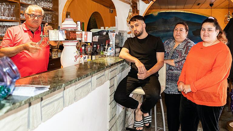 Familie Hamkar hat es gerade noch raus geschafft aus Afghanistan. Nun sind sie zurück in ihrer Pizzeria 'Zum Hadi' in Großlangheim (Lkr. Kitzingen), über der sie auch wohnen: (von links) Abdul-Hadi Hamkar, sein Schwiegersohn Masihullah Shirzai, seine Frau Nasrin Hamkar und seine Tocher Schugufa Hamkar.