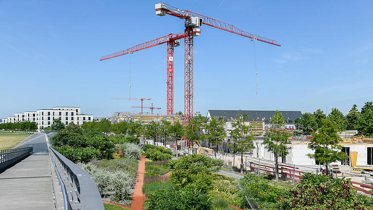 Rundgang über die Baustelle des Neubauprojektes Hubland II von der Stadtbau Würzburg;
 Explodierende Baukosten, unterbrochene Lieferketten, Engpässe im Baugewerbe und Handwerk sowie Fachkräftemangel: Die Rohbauarbeiten für unser Neubauvorhaben „Hubland II“ in der Rottendorfer Straße schreiten dennoch sehr gut voran.