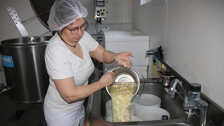 Karin Rau beim Abschöpfen des Bruchs.       -  Karin Rau beim Abschöpfen des Bruchs.