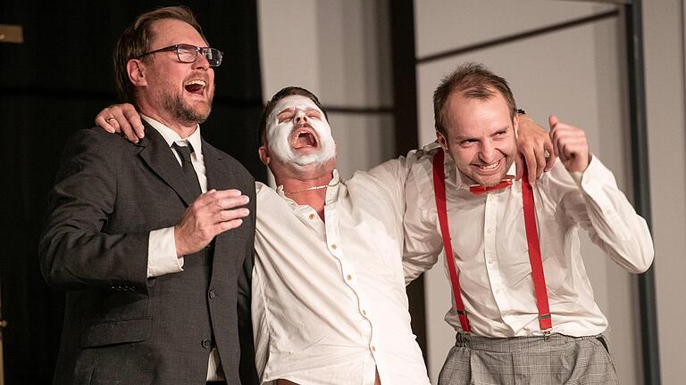 Bestatter Gerd Speck (links: Jens Lindemann) und Kemps Gehilfe Ludwig Heller (rechts: Sebastian Dees) lachen gezwungen über einen Flachwitz der lebendigen Leiche von Lackfabrikant Udo Kemp (Mitte: Christian Sauermann). - Bestatter Gerd Speck (links: Jens Lindemann) und Kemps Gehilfe Ludwig Heller (rechts: Sebastian Dees) lachen gezwungen über einen Flachwitz der lebendigen Leiche von Lackfabrikant Udo Kemp (Mitte: Christian Sauermann). Bestatter Gerd Speck (links: Jens Lindemann) und Kemps Gehilfe Ludwig Heller (rechts: Sebastian Dees) lachen gezwungen über einen Flachwitz der lebendigen Leiche von Lackfabrikant Udo Kemp (Mitte: Christian Sauermann). - Bestatter Gerd Speck (links: Jens Lindemann) und Kemps Gehilfe Ludwig Heller (rechts: Sebastian Dees) lachen gezwungen über einen Flachwitz der lebendigen Leiche von Lackfabrikant Udo Kemp (Mitte: Christian Sauermann).