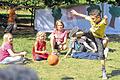 Sport und Action auf der Frankenwarte       -  (std)    Es flogen Bälle über die Köpfe des Publikums und Reifen wurden gekonnt zu basshaltiger Musik um den Körper gedreht. In einem Theaterstück fand Aschenputtel zu ihrem schönen Prinzen und am Schluss hielt es keinen Zuschauer mehr beim Gemeinschaftstanz auf den Bänken: Die von der Arbeiterwohlfahrt organisierte dreiwöchige Freizeit auf der Frankenwarte endete mit einem großen Fest für Kinder und Familienangehörige. 50 Jungen und Mädchen im Alter zwischen 6 und 13 Jahren zeigten, was sie in einer Woche eingeübt hatten. Drei Wochen lang ging es an der Frankenwarte rund ums Spielen und Spaß haben. &bdquo;Besonders wichtig ist uns, dass sich die Kinder an der frischen Luft bewegen und wieder andere Dinge schätzen lernen als Handy oder iPod&ldquo;, erzählt Irene Görgner, Stellvertretende Vorsitzende des AWO-Bezirksverbands. Die Freizeit wurde 1954 zum ersten Mal veranstaltet, um die Buben und Mädchen aus der Stadt an die frische Luft zu bekommen und ihnen eine unbeschwerte Zeit zu bieten. Auch heute kommen noch Kinder aus Würzburg und Umgebung jedes Jahr in den Sommerferien auf die Frankenwarte.