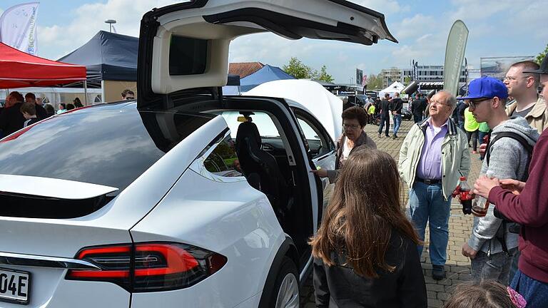 Fahrzeugschau Tesla Model X       -  Umlagert: Das mit Flügeltüren ausgestattete neueste E-Luxusauto der Firma Tesla wollten bei der 7. Fahrzeugschau Elektromobilität alle sehen.