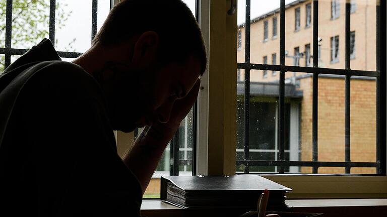 Ermittler schlagen Alarm: Häufiger Handy-Schmuggel in den Knast       -  Der Kontakt nach draußen ist hinter Gittern fast abgeschnitten - außer bei Häftlingen, die sich illegal im Gefängnis ein Handy besorgen.