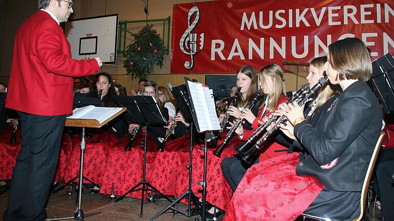 Der Musikverein Rannungen verabschiedete beim Weihnachtskonzert seinen langjährigen Dirigenten Florian Usleber (links).       -  Der Musikverein Rannungen verabschiedete beim Weihnachtskonzert seinen langjährigen Dirigenten Florian Usleber (links).