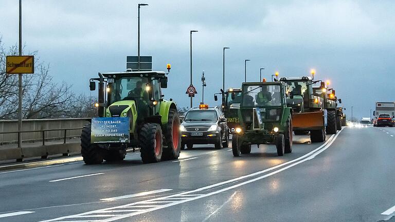 Landwirte behinderten am Mittwoch bei Schweinfurt mit ihren Traktoren den Verkehr. Derartige Demonstrationen gibt es in Mainfranken auch in den kommenden Tagen.