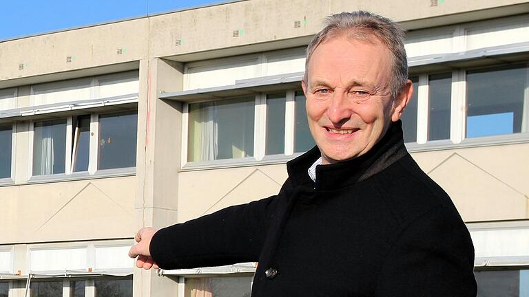 Bürgermeister Horst Herbert lässt gerade die Option prüfen, ob die alte Hauptschule in Unterspiesheim vielleicht doch saniert werden kann und deutlich günstiger kommt als ein Neubau für die Grundschule an gleicher Stelle. Bürgermeister Horst Herbert lässt gerade die Option prüfen, ob die alte Hauptschule in Unterspiesheim vielleicht doch saniert werden kann und deutlich günstiger kommt als ein Neubau für die Grundschule an gleicher Stelle.