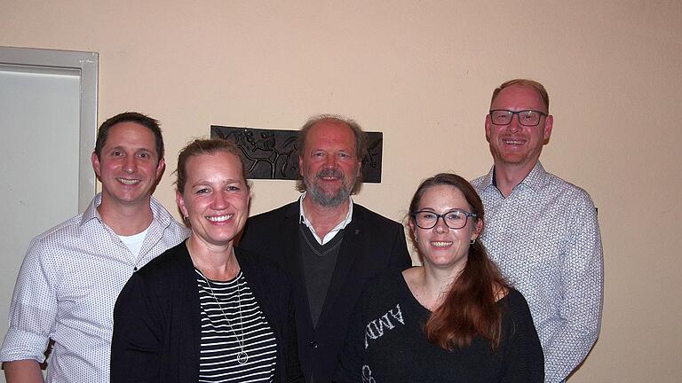 Unser Foto zeigt (von links) 2. Vorsitzenden Stefan Kess, Kassiererin Stefanie Marci, Pfarrer Karl Feser, Vorsitzende Kathrin Schlei sowie Schriftführer Sebastian Schönlein.       -  Unser Foto zeigt (von links) 2. Vorsitzenden Stefan Kess, Kassiererin Stefanie Marci, Pfarrer Karl Feser, Vorsitzende Kathrin Schlei sowie Schriftführer Sebastian Schönlein.