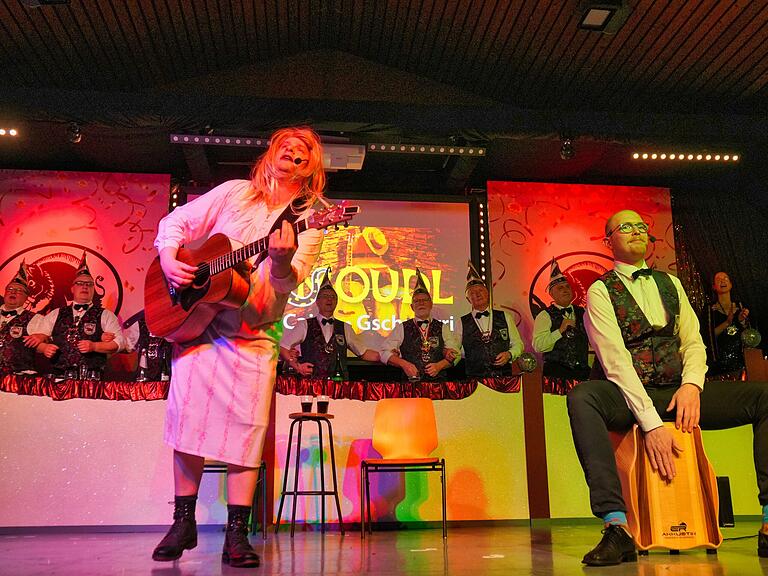 Nicht mehr wegzudenken von der OCV-Fasenacht sind 'Ramoudl' mit Marcel Väth und Thorsten Träger, die mit Tanz, Musik, Gesang und Gags glänzten. Nicht mehr wegzudenken von der OCV-Fasenacht sind 'Ramoudl' mit Marcel Väth und Thorsten Träger, die mit Tanz, Musik, Gesang und Gags glänzten.