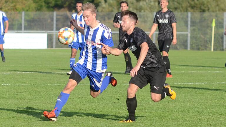 Zweikampf: Spielertrainer Dominik Bathon vom TSV Lohr und der Frammersbacher Mario Jaborek (rechts).