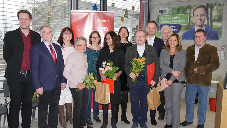 Neujahrsempfang beim SPD-Dachverband Dittelbrunn (von links): der neue Vorsitzende Holger Schmitt, Vorgänger und Zweiter Bürgermeister Peter Härterich, Angelika Markert (SPD Holzhausen/Pfändhausen), Dr. Rosemarie Klingele, SPD-Kandidatin Barbara Helmreich, Jubilarin Lydia Bünner, Ute Hofmann (SPD Hambach), Jubilar Theo Laugsch, Landrat Florian Töpper, Rainer Patzke (SBD), SBD-Kandidatin Jasmin Singh-Neckermann sowie SPD-Kreischef Kai Niklaus. Neujahrsempfang beim SPD-Dachverband Dittelbrunn (von links): der neue Vorsitzende Holger Schmitt, Vorgänger und Zweiter Bürgermeister Peter Härterich, Angelika Markert (SPD Holzhausen/Pfändhausen), Dr. Rosemarie Klingele, SPD-Kandidatin Barbara Helmreich, Jubilarin Lydia Bünner, Ute Hofmann (SPD Hambach), Jubilar Theo Laugsch, Landrat Florian Töpper, Rainer Patzke (SBD), SBD-Kandidatin Jasmin Singh-Neckermann sowie SPD-Kreischef Kai Niklaus.