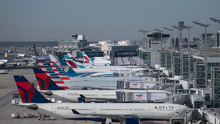 Frankfurter Flughafen       -  Mit einem Gabelflug lässt sich beim Reisen Geld sparen.