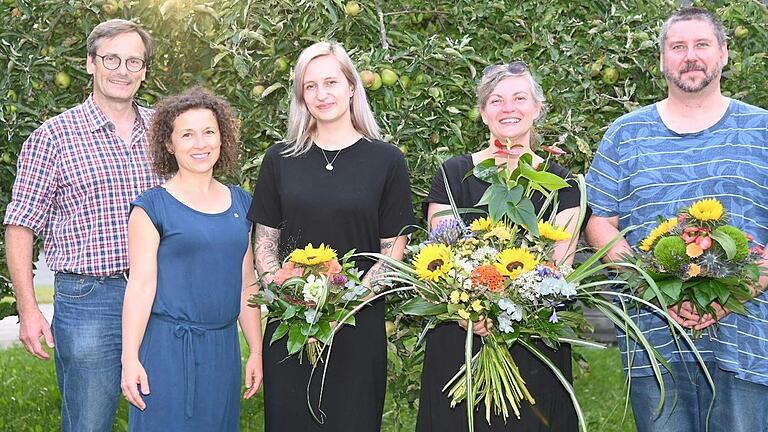 Diakon Michael Nowak (links), ebenfalls Mitglied des Vorstands, Kassierin Rebecca Ortloff (Zweite von links) und Vorsitzender Alexander Brix (rechts) mit der neuen Kindergartenleitung Sophia Weißmann (Mitte) und der ausscheidenden Leitung Birgit Brückner (Zweite von rechts).