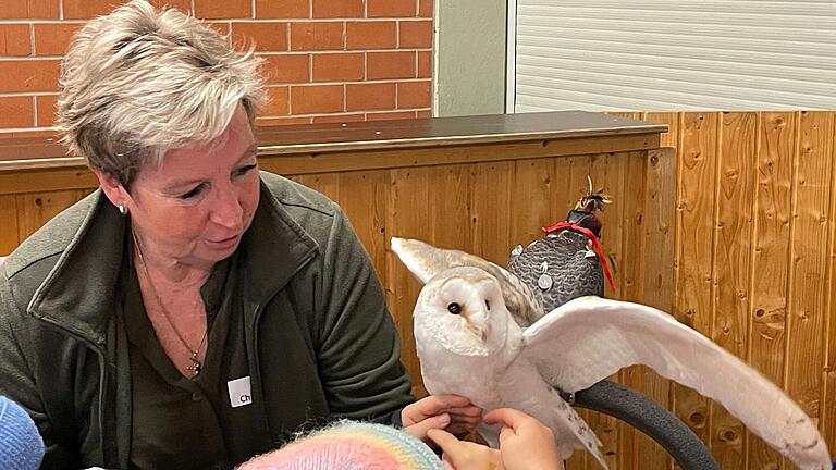 Christine Kant stellt den Kindern Eule Adele vor.