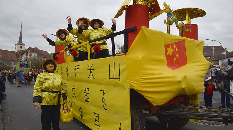 Foto Nr. 4095, Hoffentlich haben die Chinesischen-Turnfrauen nicht den Coronavirus mitgebracht. Foto: Lothar Riedel.