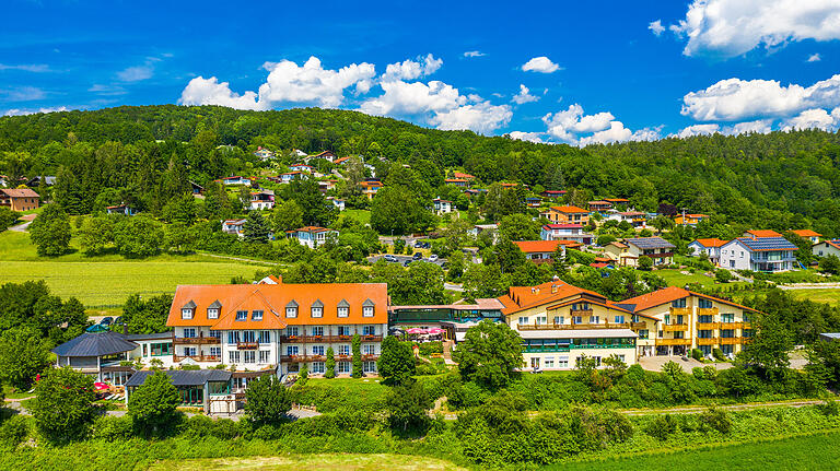 Aus einer kleinen Café-Pension ist über die Jahre ein&nbsp; Vier-Sterne-Wellness-Wohlfühlhotel geworden, das sich nach wie vor in Familienhand befindet.