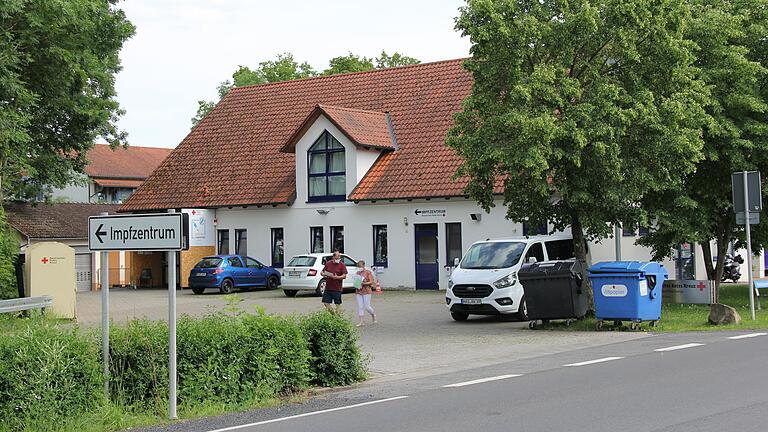 Im BRK-Haus in Hofheim entstand im Dezember das erste Impfzentrum des Landkreises. Nun stellt es überraschend den Betrieb ein.