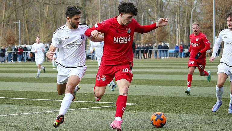 Moritz Gündling (vorne rechts) erzielte beim 2:1-Testspielsieg des TSV Aubstadt beim FC Eintracht Bamberg (links Christopher Kettler) sein erstes Tor für seinen neuen Verein.