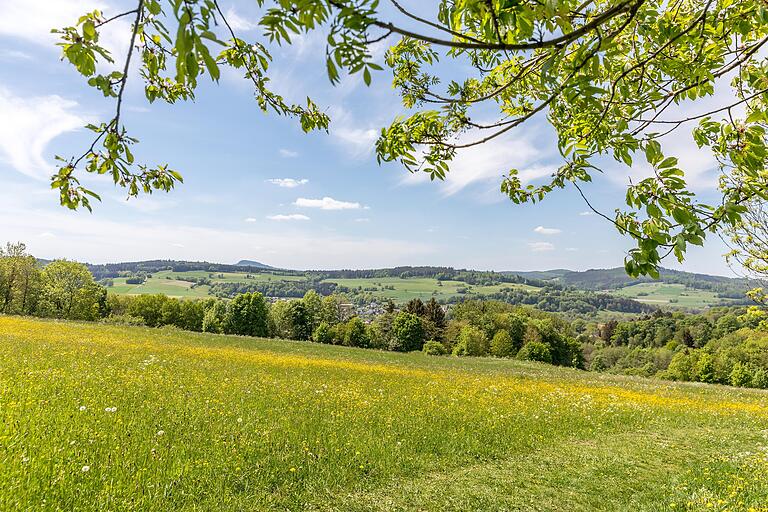 Die Extratour 'Der Hilderser' im UNESCO-Biosphärenreservat Rhön bietet jede Menge Abwechslung. Die Tour bietet wunderschöne Weitsichten in das Land der offenen Ferne, wie die Rhön auch genannt wird.