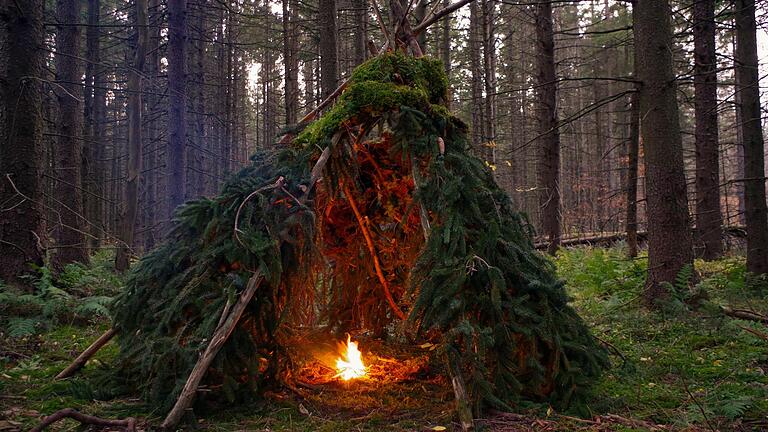 Wurden Umsturzpläne auch in der Rhön geschmiedet? Nach der bundesweiten Reichsbürger-Razzia führt auch eine Spur nach Ostheim – zu einem Mann, der auch Überlebenstrainings in der Rhön angeboten hat.