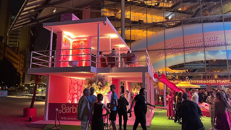 Bei der Deutschlandpremiere des Blockbusters Barbie stand ein in der Rhön gefertigtes Holzhaus im Blitzlichtgewitter . Bei der Deutschlandpremiere des Blockbusters Barbie stand ein in der Rhön gefertigtes Holzhaus im Blitzlichtgewitter .