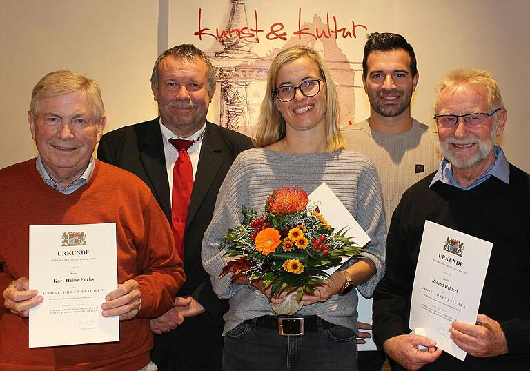 Eine Viertel- und sogar ein halbes Jahrhundert lang engagieren sich diese Mitarbeiter des Roten Kreuzes. , die beim Ehrenabend ebenfalls gewürdigt wurden. Zweiter von links: Rotkreuz-Kreisgeschäftsführer Ralf Baumeister.