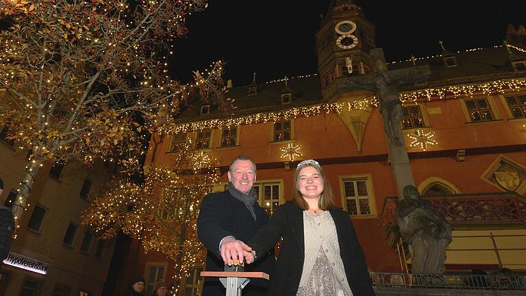 Mit dem Druck auf den Schalter entzündeten Bürgermeister Peter Juks und Zuckerfee Magdalena Gebhardt über kleine 80.000 LED-Leuchten in der Ochsenfurter Altstadt.