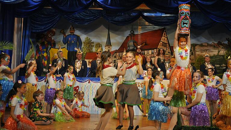  Auch der Nachwuchs der Kindergarde legte eine bunte Show aufs Pakett. Auch der Nachwuchs der Kindergarde legte eine bunte Show aufs Pakett.
