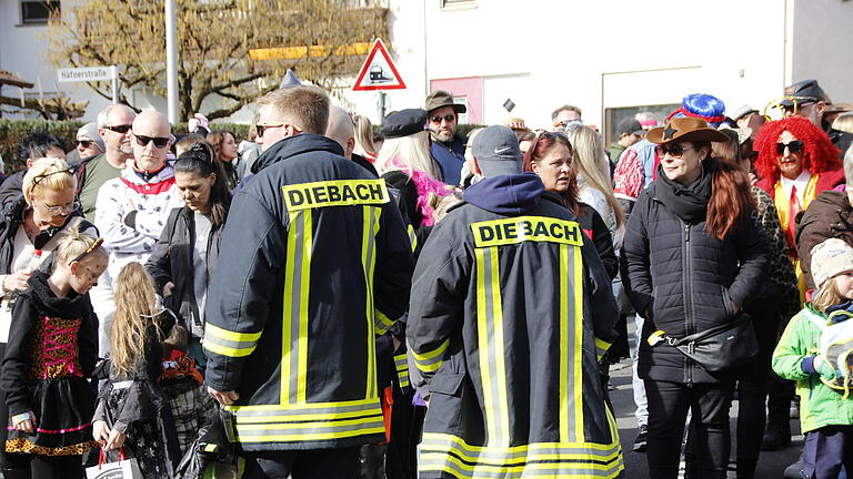 Faschingsumzug Diebach 2025       -  Zahlreiche Feuerwehrmänner und Frauen sorgten beim Umzug in Diebach für einen geregelten Ablauf.