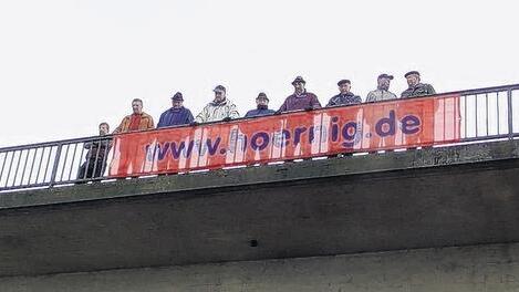 Unten die offiziellen Vertreter &ndash; oben die Öffentlichkeit, die von der alten Mainbrücke als Zuschauertribüne das Szenario verfolgt.