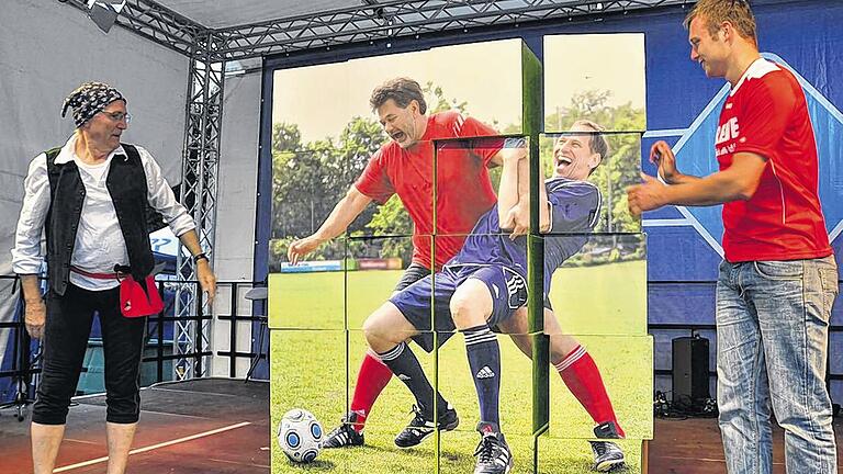 Fußballpuzzle: Mit vereinten Kräften setzten Christopher Krauser (rechts) und der dritte Bürgermeister der Stadt Haßfurt, Reiner Schuster (links), im Rahmen der Stadtmeisterschaft der Bayern-1-Sommerreise das Fußballpuzzle zusammen.