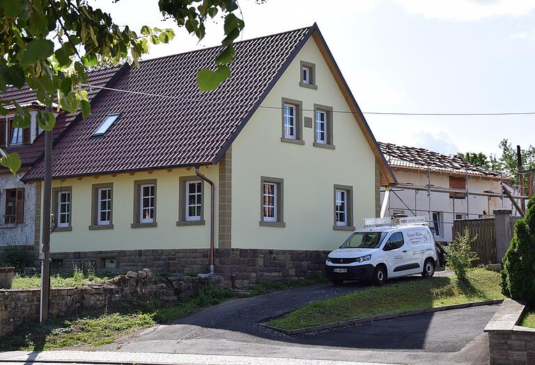 An der Hauptstraße in Euerbach wurde ein leer stehendes Haus wieder bewohnbar gemacht. Die Gemeinde unterstützte die Sanierung über die städtebauliche Sanierungssatzung und mit ihrem kommunalen Förderprogramm.