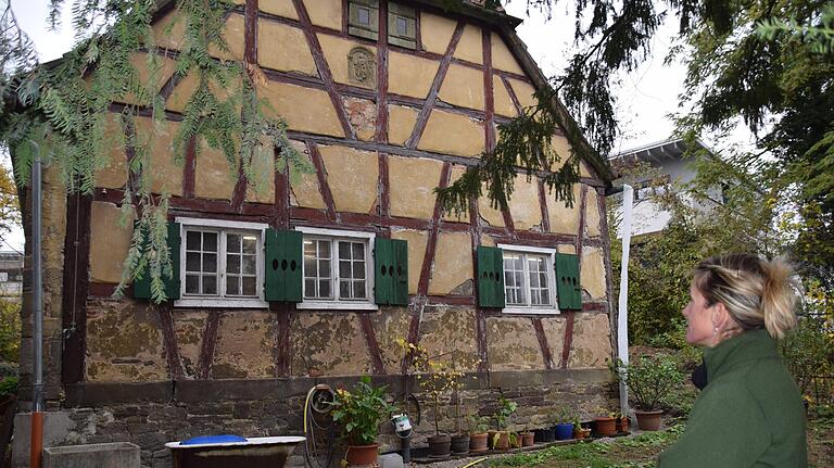 Auch die denkmalgeschützte, über 200 Jahre alte Scheune mit Fachwerkgiebel müssen die Bauherren noch instand setzen.
