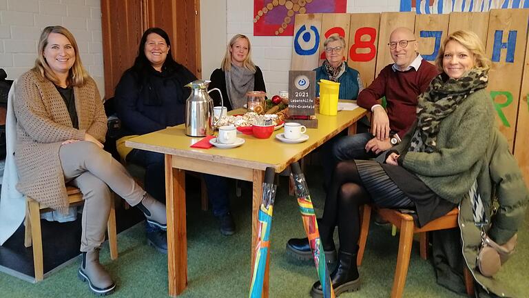 Die Übergabe des Lebenshilfe-Awards erfolgte in gemütlicher Runde bei Kaffee und Christstollen. Das Bild zeigt von links: Stefanie Mott, Ulrike Hollmann, Janine Kastner, Brunhilde Hergenhan, Jens Fuhl und Viktoria Zirkelbach.