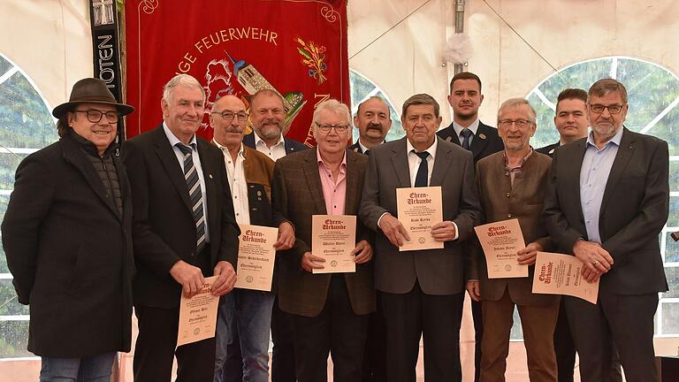 Wurden zu Ehrenmitgliedern der FFW Aufstetten ernannt (mit Urkunden von links): Ottmar Bätz, Günter Scheckenbach, Walter Rhein, Rudi Ryrko, Hans Neeser und Kilian Ulsamer