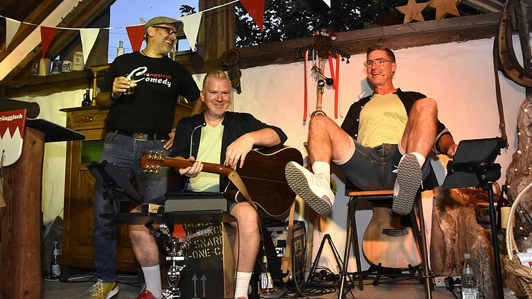 Thomas Müller lernte Gitarre spielen und startete mit seinem ersten Song, 'Es gibt nur einen Thomas Müller' durch. Thomas Müller lernte Gitarre spielen und startete mit seinem ersten Song, 'Es gibt nur einen Thomas Müller' durch.