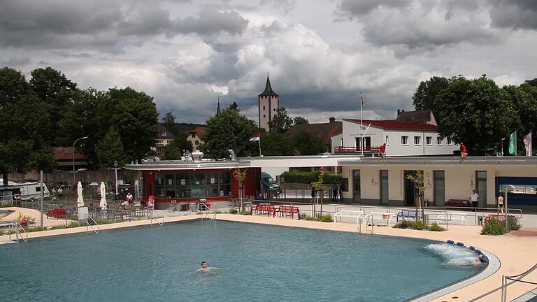 Wenn das Wetter nicht passt, nützt die schönste Renovierung nichts. Am Dienstag blieb es überschaubar im Karlstadter Freibad.
