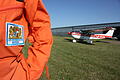 Bayerische Luftrettungsstaffel       -  Ein Luftbeobachter steht auf dem Flugplatz in Hettstadt (Lkr. Würzburg) vor einer Propellermaschine. Bayern setzt bei der Erkennung von Waldbränden auf ehrenamtliche Piloten und freiwillige Luftbeobachter.