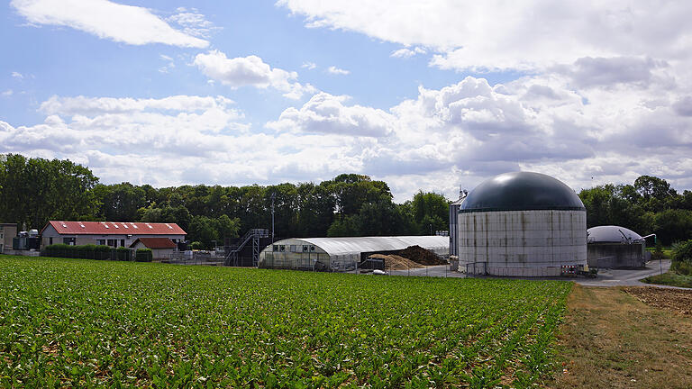 Die Kläranlage der vier Mitgliedsgemeinden (links) und die Biogasanlage der Fischer-KG (rechts) bilden baulich eine Einheit. Der lange Bau mit dem Folientunnel in der Mitte ist für die Klärschlammtrocknung gebaut worden. Sie ist seit Jahren nicht mehr im Betrieb. Foto: Irene Konrad