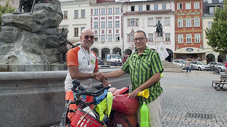 Jörg Richter wird in Würzburgs Partnerstadt Trutnov in Tschechien von Thomas Hendrych, dem stellvertretenden Bürgermeister, begrüßt.