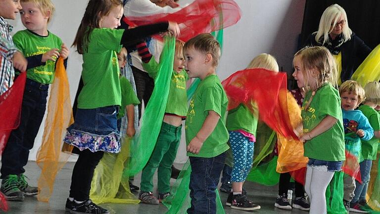 Die Kindergartenkinder ernteten für ihren bunten Herbsttanz jede Menge Applaus.