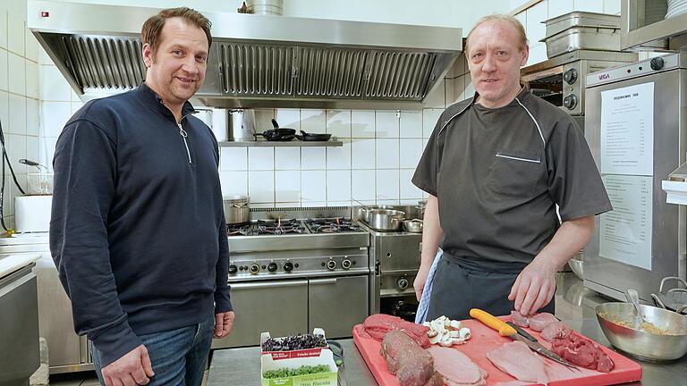 Bei der TV-Sendung 'Mein Lokal, Dein Lokal' kam das Schweinfurter Lokal 'Tisch 7' auf Platz zwei. Im Bild Inhaber Thomas Nüßlein (links) mit Chefkoch Salvatore Vaccaro.