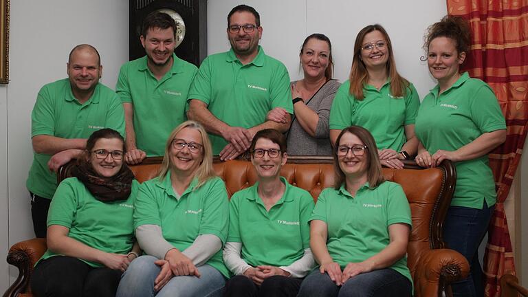 Die Theatergruppe des TV Marktsteft freut sich, nach zwei Jahren endlich wieder auf der Bühne in der Mehrzweckhalle stehen zu dürfen. Die Theatergruppe des TV Marktsteft freut sich, nach zwei Jahren endlich wieder auf der Bühne in der Mehrzweckhalle stehen zu dürfen.