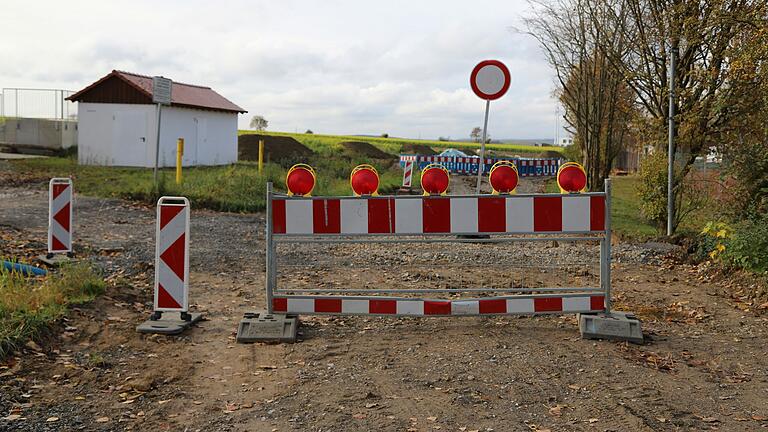 Noch immer herrscht Stillstand auf der Baustelle an der Keltenstraße in Gerolzhofen, die als neue Zufahrt zum Baugebiet 'Am Nützelbach II' vorgesehen ist. Auch zwei Monate nach der Sperrung aufgrund der Schadstofffunde im Erdreich zeichnet sich nicht ab, wann die Arbeiten wieder aufgenommen werden.