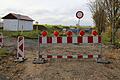 Noch immer herrscht Stillstand auf der Baustelle an der Keltenstraße in Gerolzhofen, die als neue Zufahrt zum Baugebiet 'Am Nützelbach II' vorgesehen ist. Auch zwei Monate nach der Sperrung aufgrund der Schadstofffunde im Erdreich zeichnet sich nicht ab, wann die Arbeiten wieder aufgenommen werden.