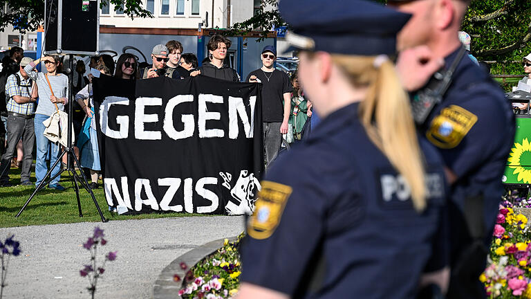 Gegen Rechtsextremismus: ca. 200 Menschen demonstrierten in Würzburg für Demokratie.Zur Demo riefen DGB, Grüne Jugend, Jusos, GEW, Volt und Linksjugend auf.